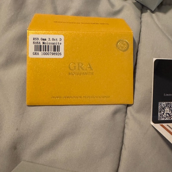 Womens moissanite diamond ring - Picture 3 of 11